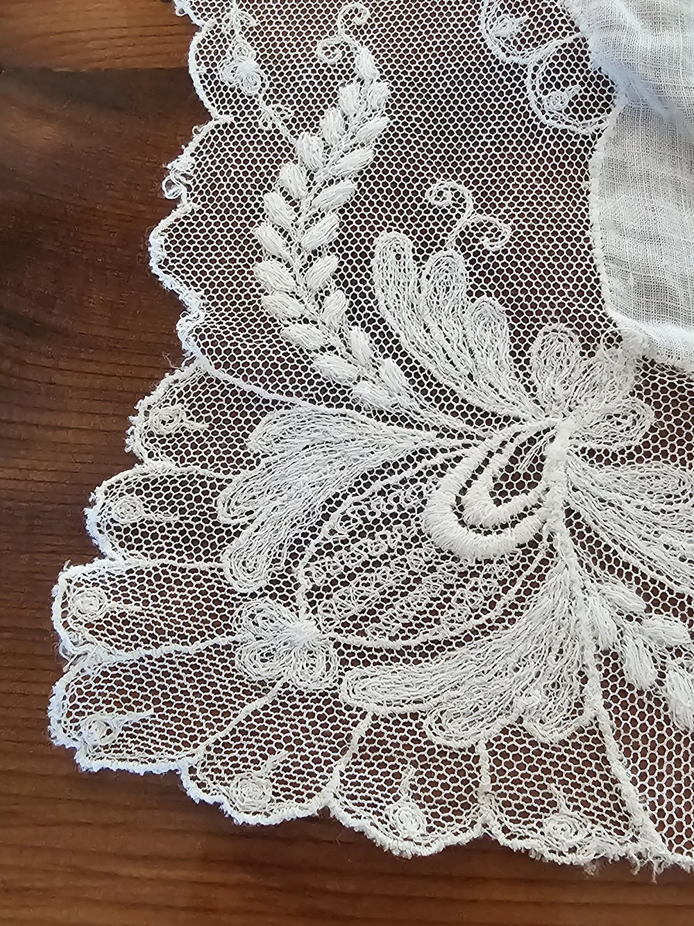 Delicate Vintage White Lace Handkerchief - Picture 4 of 4